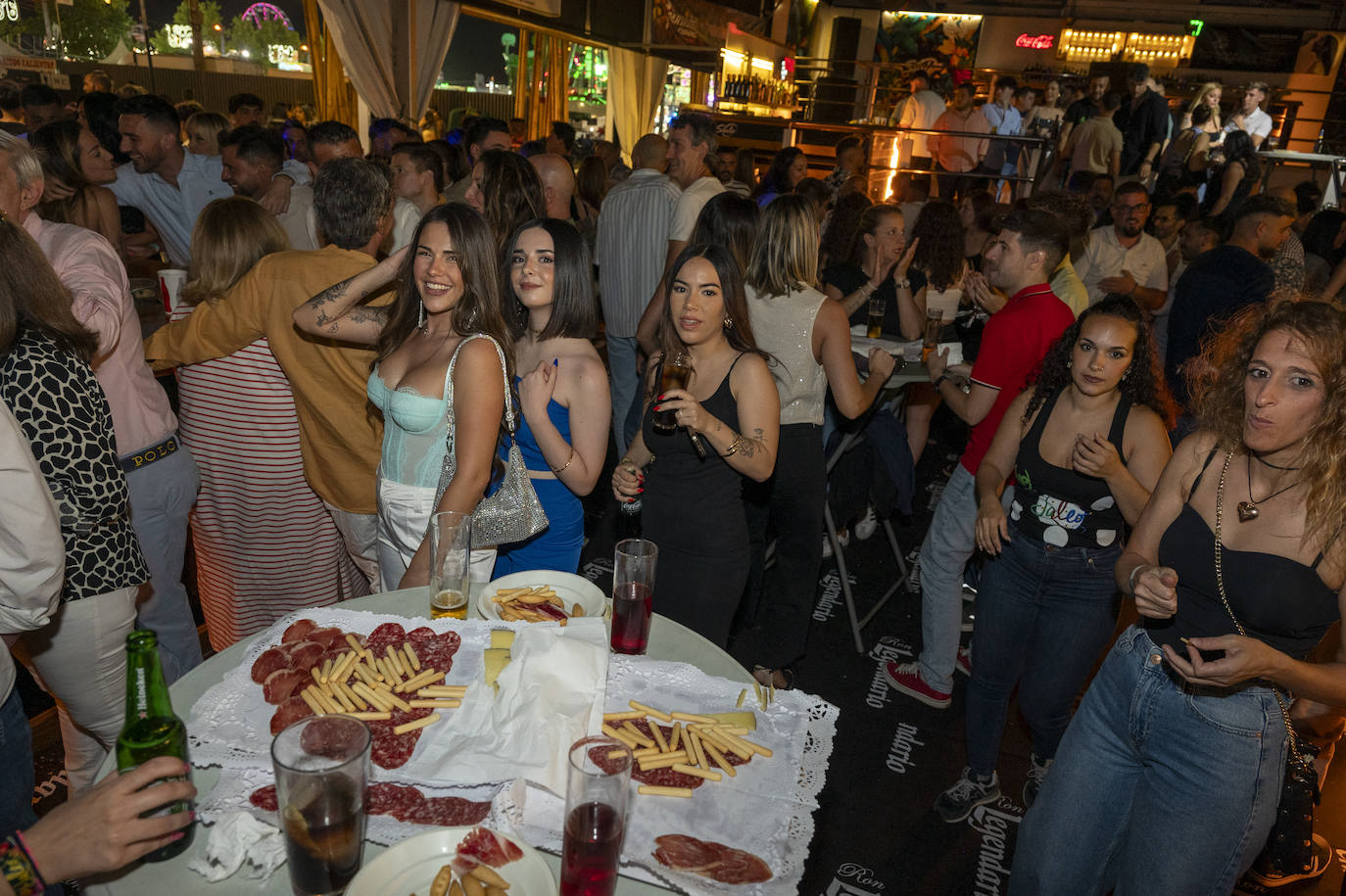 Aperitivos en las casetas durante la noche del sábado de feria