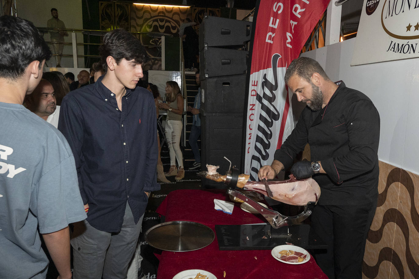 Aperitivos en las casetas durante la noche del sábado de feria