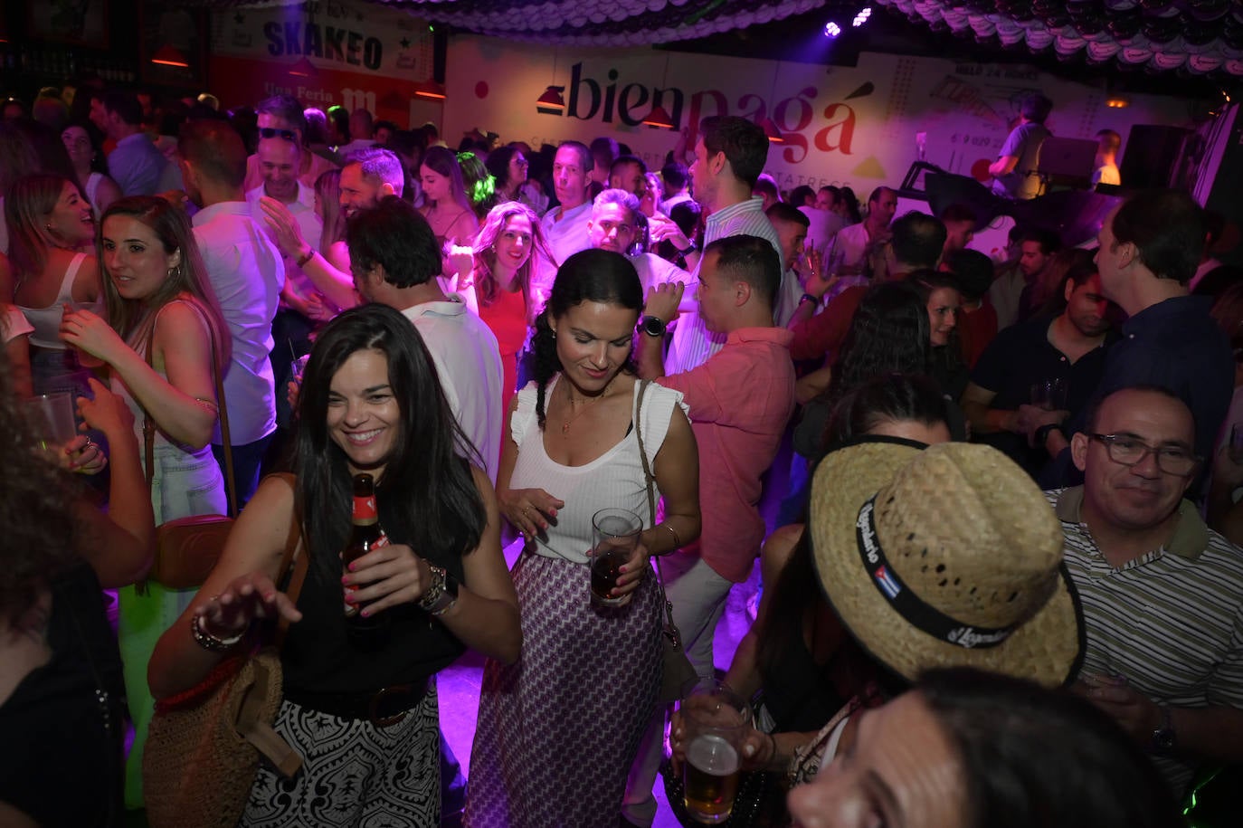 Fiesta en las casetas durante la noche del sábado