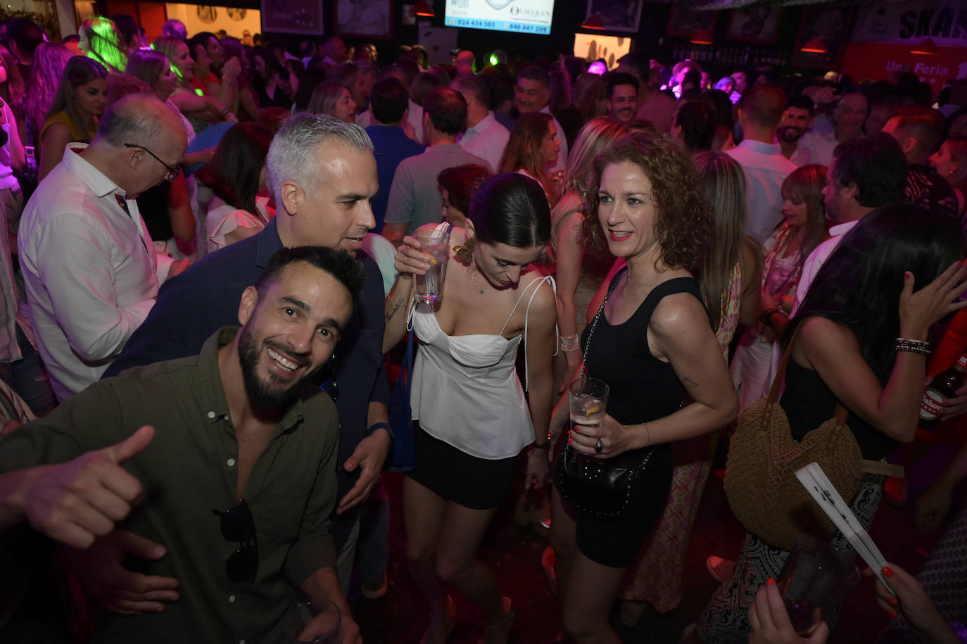 Fiesta en las casetas durante la noche del sábado