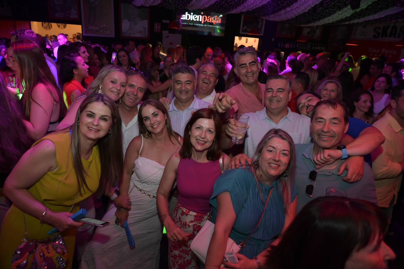 Fiesta en las casetas durante la noche del sábado