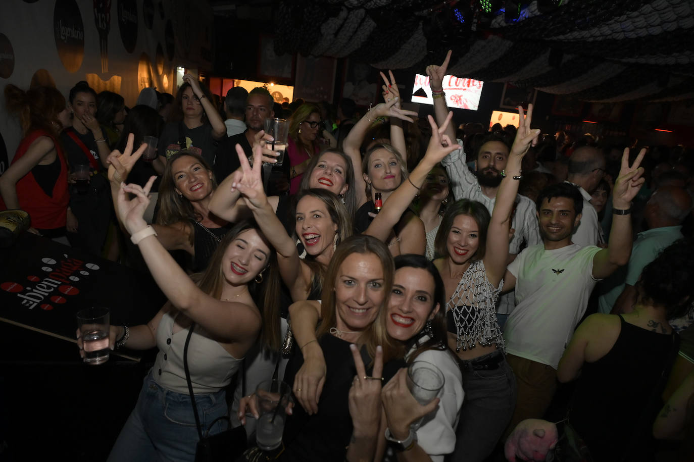 Fiesta en las casetas durante la noche del sábado