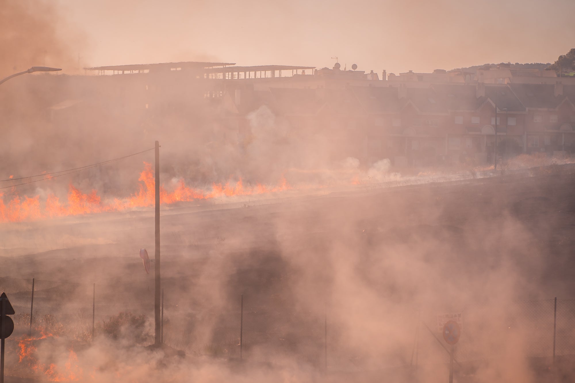 Así ha sido el llamativo incendio de pastos en Mérida