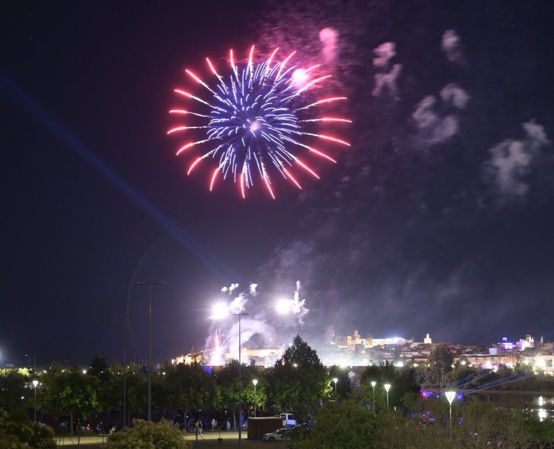 Fuegos artificiales en la noche de San Juan de Badajoz