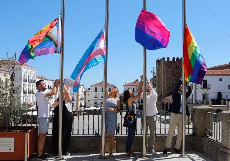 Izado de las banderas del colectivo LGBTI este lunes en la Plaza Mayor de Cáceres.