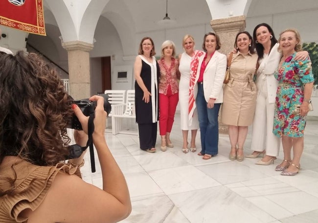 Las consejeras de Guardiola se fotografían con Cuca Gamarra.