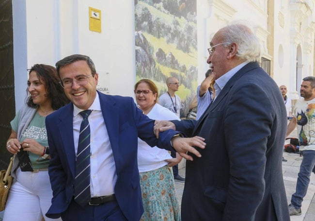 Miguel Ángel Gallardo saluda a Chano Fernández a su llegada a la Asamblea.