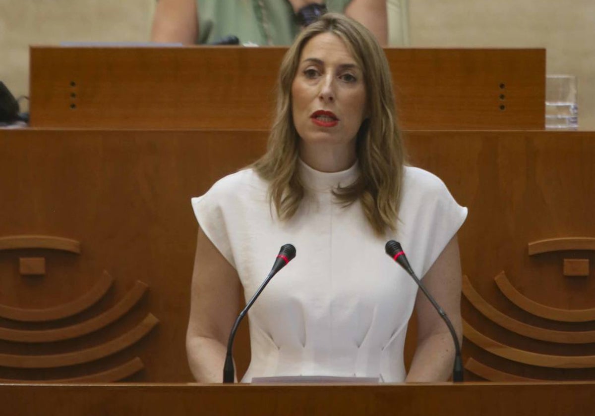 La presidenta extremeña, María Guardiola, en su intervención en la Asamblea.