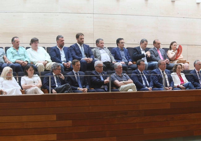 Cuca Gamarra, en la tribuna de invitados con Monago y Floriano, entre otros.