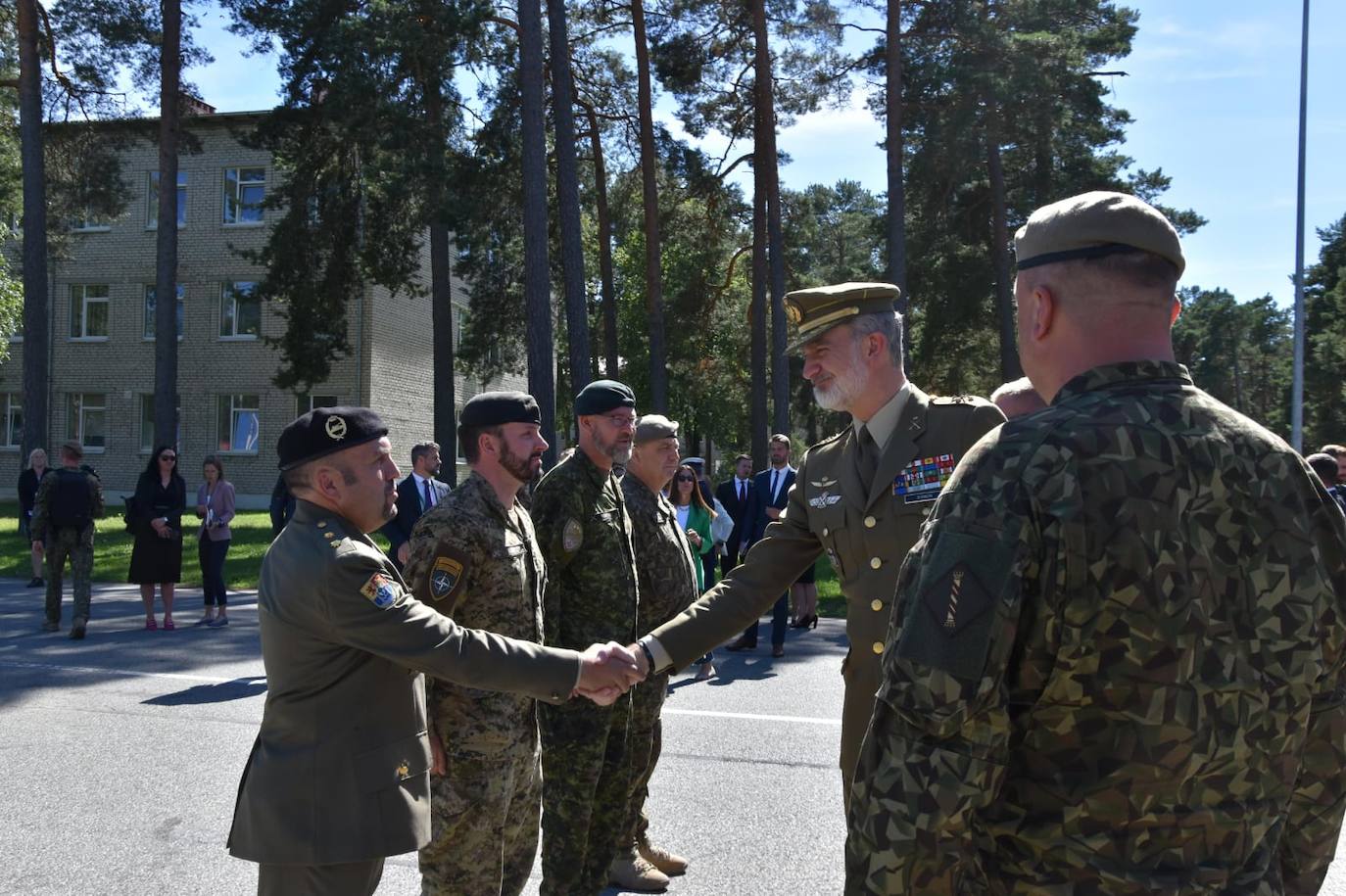 El Rey Felipe VI visita a los militares españoles desplegados en Letonia