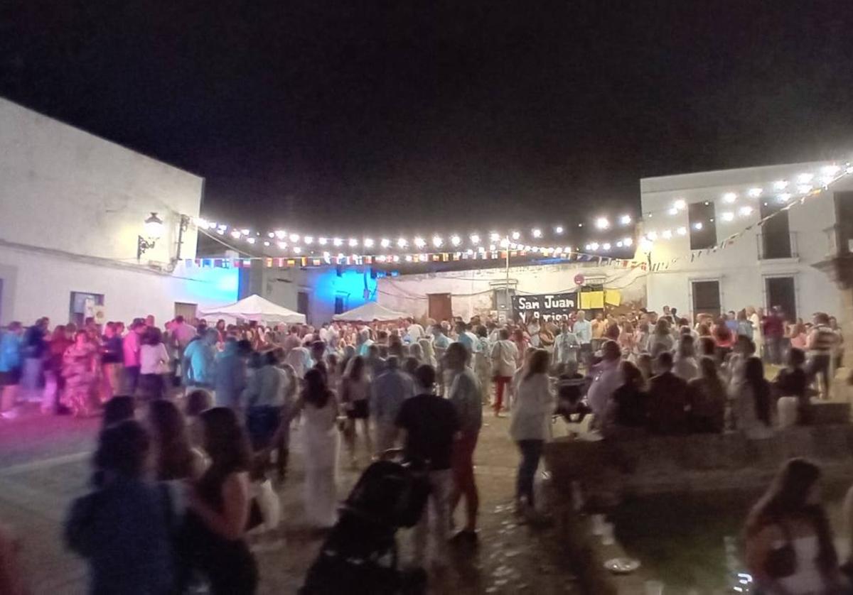 Gran ambiente durante la verbena popular.