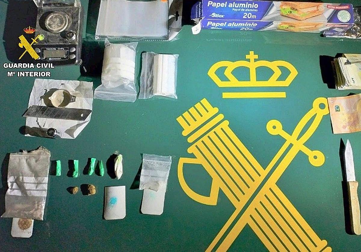 Drogas, dinero y otros efectos intervenidos por la Guardia Civil de Cáceres en tres municipios de la provincia.