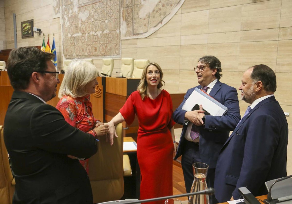 La presidenta de la Junta, María Guardiola, junto al presidente del Grupo Socialista, José María Vergeles, antes del pleno.