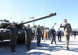 El Rey Felipe VI visita a los militares españoles desplegados en Letonia