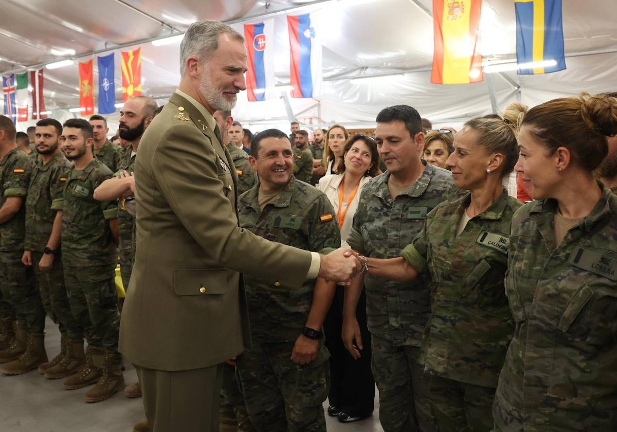 El Rey, en su viaje oficial a Letonia, junto al contingente español en la Base de Adazi.