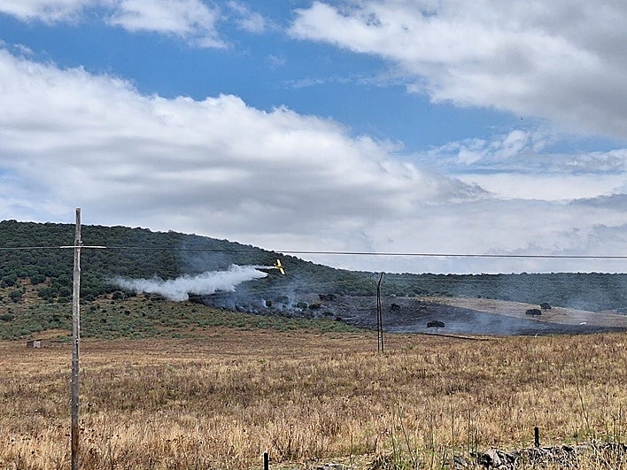Dos hidroaviones, un helicóptero y dos retenes del INFOEX, además de un vehículo del CPEI, voluntarios de Alconchel e Higuera de Vargas y Protección Civil de Alconchel se implicaron en la extinción.