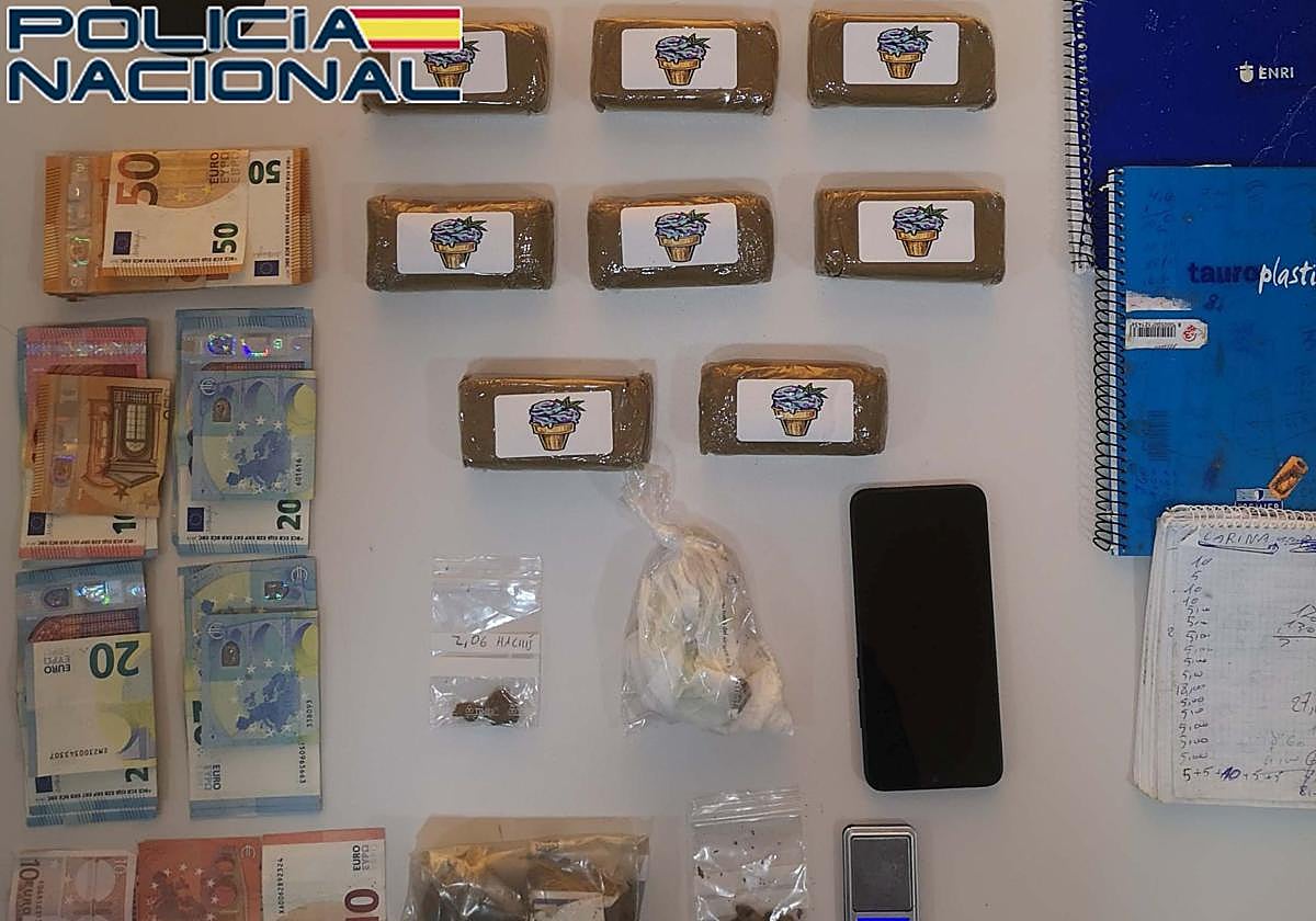 Droga, dinero y otros efectos intervenidos por la Policía Nacional en Aldea Moret.