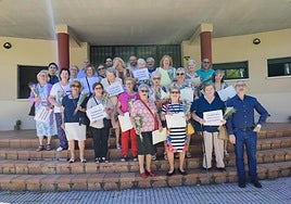 Los mayores posan con la orla.