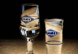 Vaso y copa para chatos de vino del histórico café Jamec .