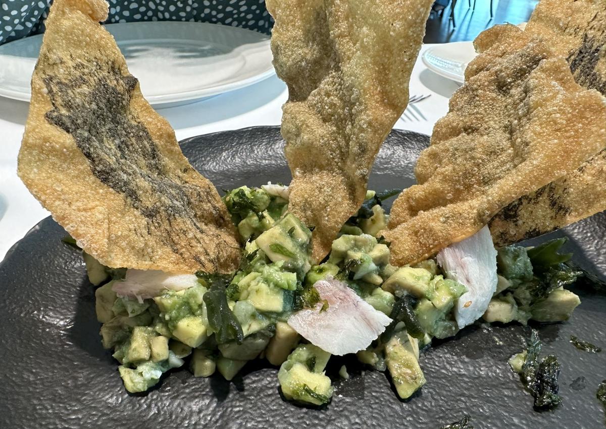 Imagen secundaria 1 - Buñuelo de bacalao, guacamole marino y croqueta de ibéricos.