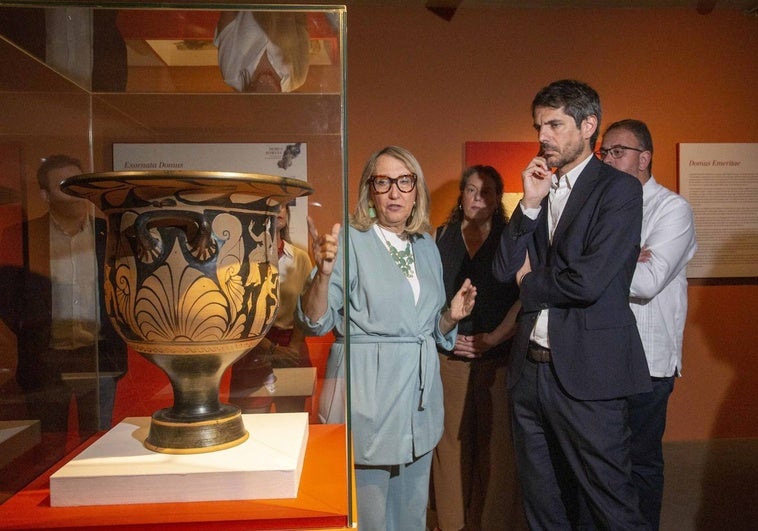 El ministro de Cultura, Ernest Urtasun, escucha a la directora del Museo Nacional de Arte Romano, Trinidad Nogales, en la visita al edificio, esta tarde, en Mérida.