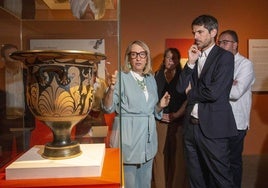 El ministro de Cultura, Ernest Urtasun, escucha a la directora del Museo Nacional de Arte Romano, Trinidad Nogales, en la visita al edificio, esta tarde, en Mérida.