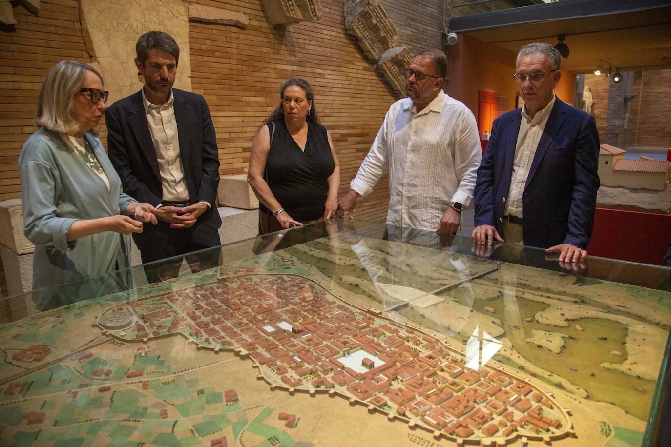 Así ha sido la visita del ministro de Cultura, Ernest Urtasun, al Museo Romano de Mérida