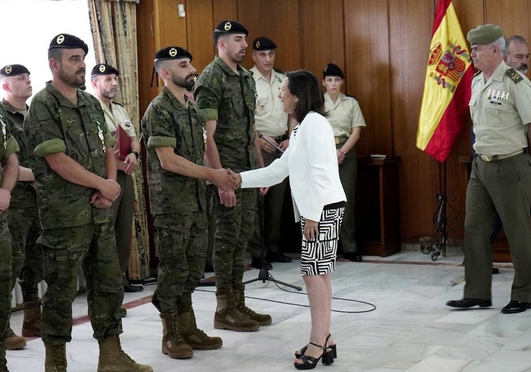 La ministra saluda al soldado Roberto Muñoz tras estrechar la mano a Crístofer Fernández.