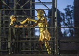 Ángeles Blancas y Noah Stewart, Medea y Jasón, en la ópera 'Medea', estreno de la 70 edición del Festival de Mérida. Al fondo, en la penumbra, la diosa Ceres, en el Teatro Romano.