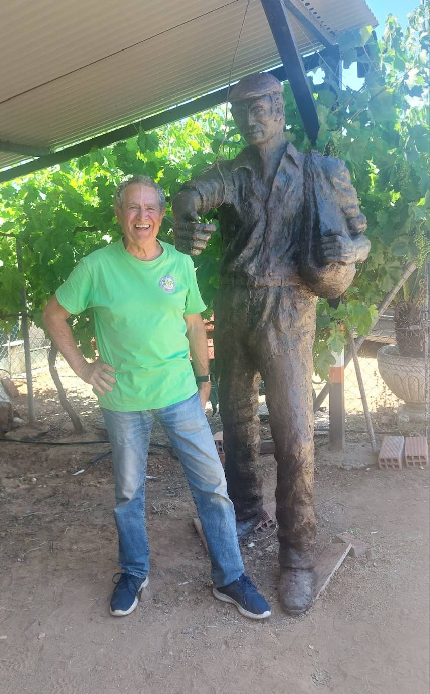 Antonio Vázquez, junto a su escultura terminada.