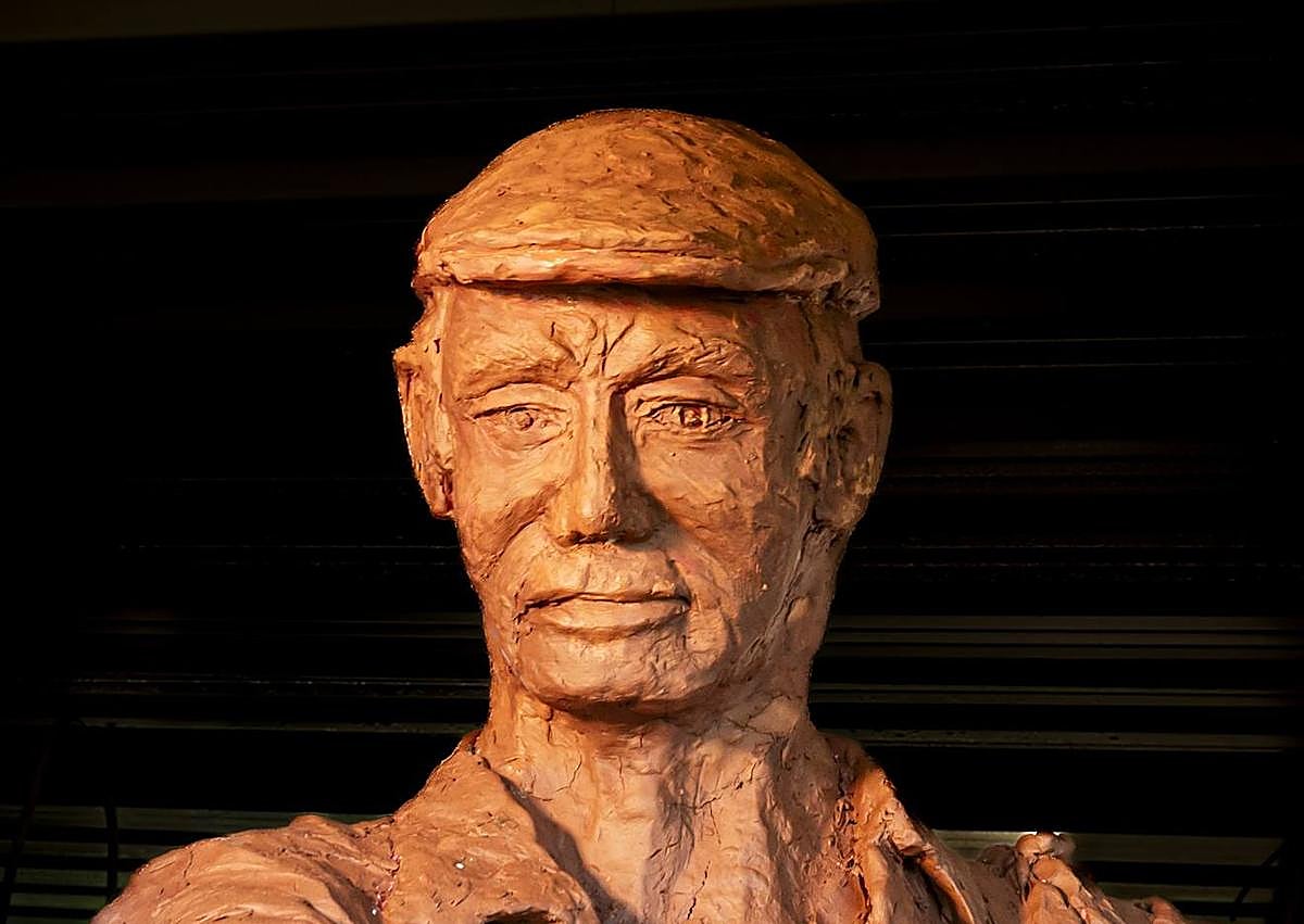 Imagen secundaria 1 - Arriba, Antonio Vázquez, durante el proceso creativo. Abajo, algunos detalles de la escultura.