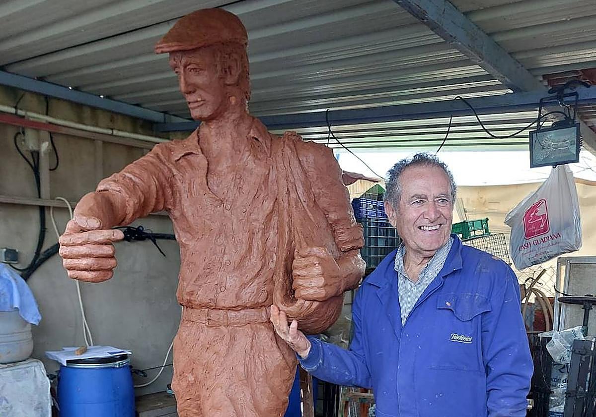 Imagen principal - Arriba, Antonio Vázquez, durante el proceso creativo. Abajo, algunos detalles de la escultura.