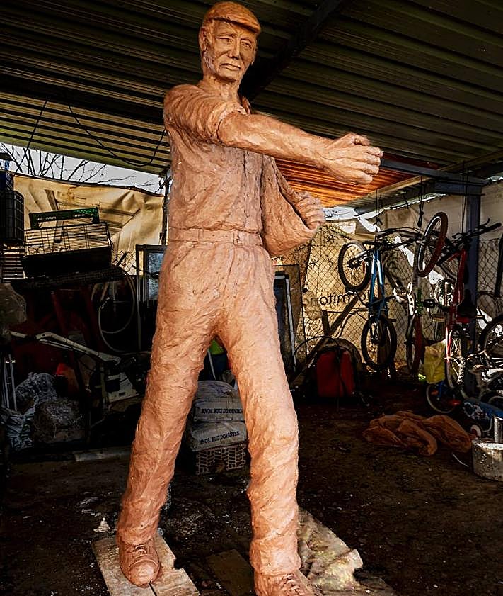 Imagen secundaria 2 - Arriba, Antonio Vázquez, durante el proceso creativo. Abajo, algunos detalles de la escultura.