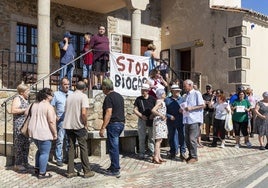 Vecinos de Oliva de Plasencia en una protesta contra la planta.