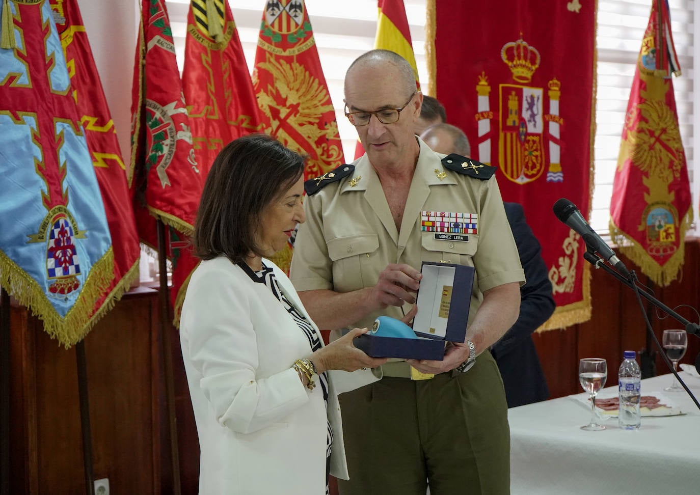 Margarita Robles condecora a los soldados de la Brigada Extremadura