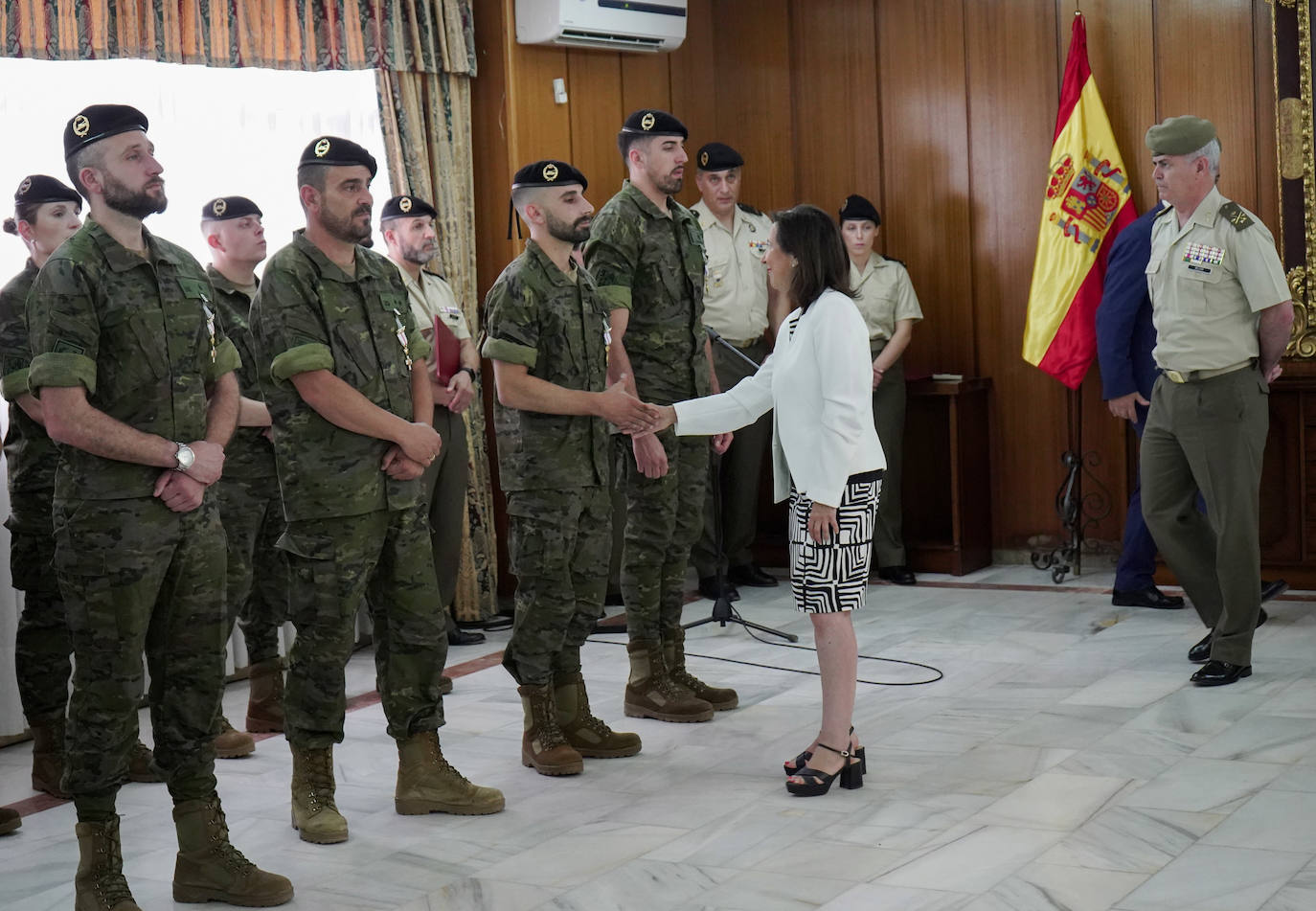 Margarita Robles condecora a los soldados de la Brigada Extremadura