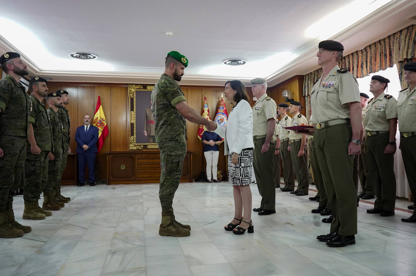 Margarita Robles condecora a los soldados de la Brigada Extremadura