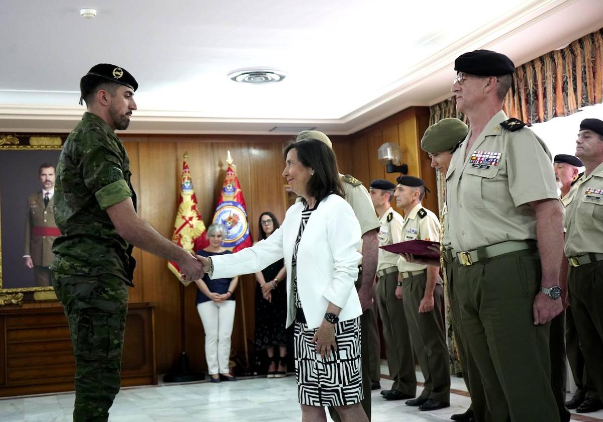 Margarita Robles condecora a los soldados de la Brigada Extremadura