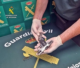 Arma decomisada a un hombre y una mujer cerca de Badajoz.