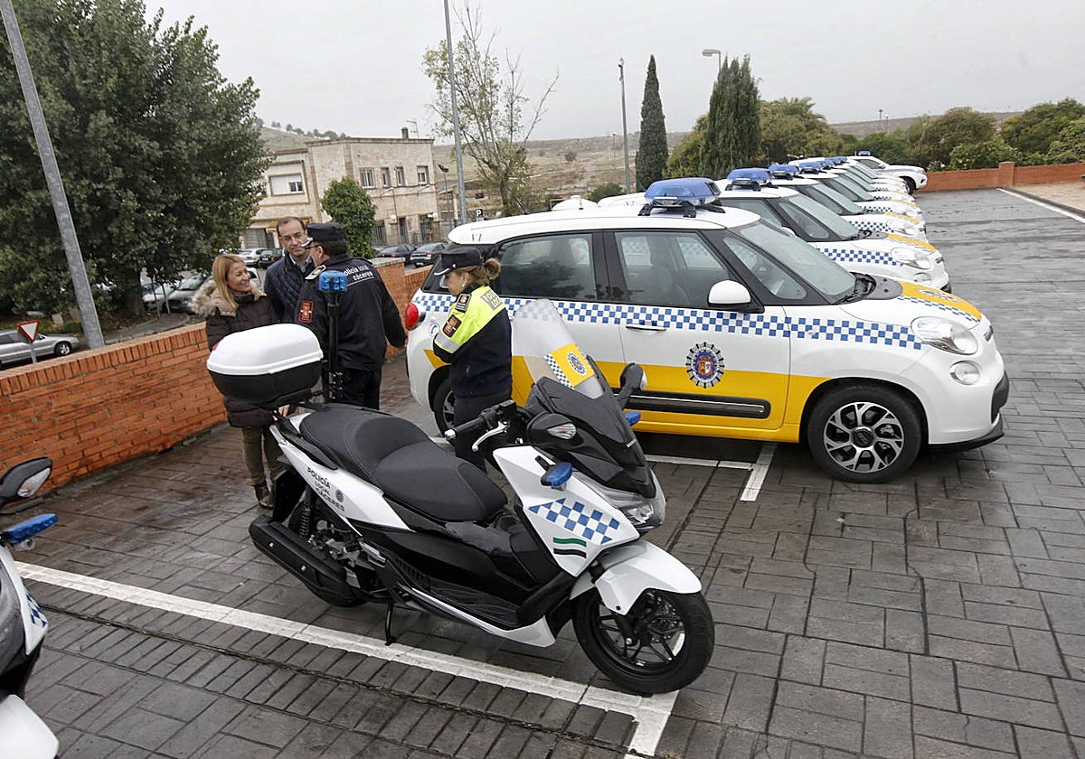 Vehículos incorporados a la Policía Local de Cáceres en 2016, que con la norma actual habría que retirar.