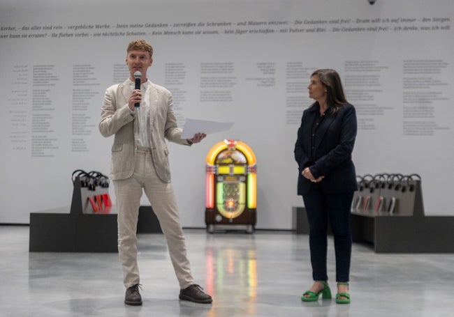 El comisario, Andrew Price, y la directora del museo, Sandra Guimarães, este viernes en la presentación dela muestra.