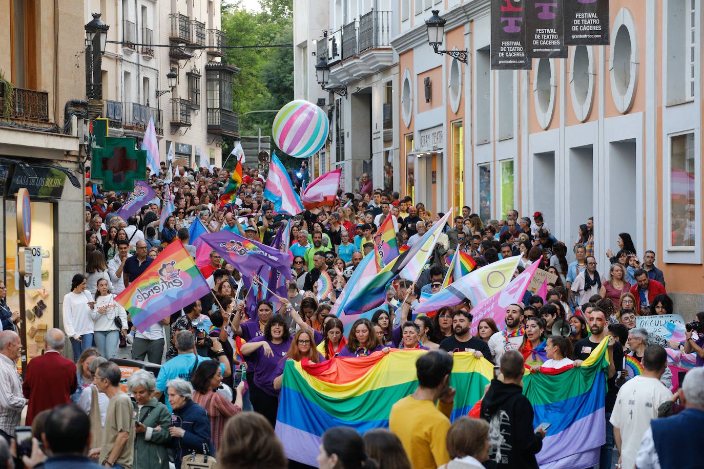 Así ha sido la marcha del Orgullo en Cáceres (II)