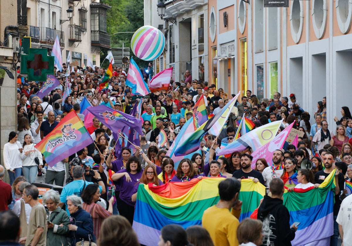 La marcha del Orgullo, este sábado a su paso por la calle San Antón. Partió del Paseo de Cánovas y finalizó en la Plaza Mayor.