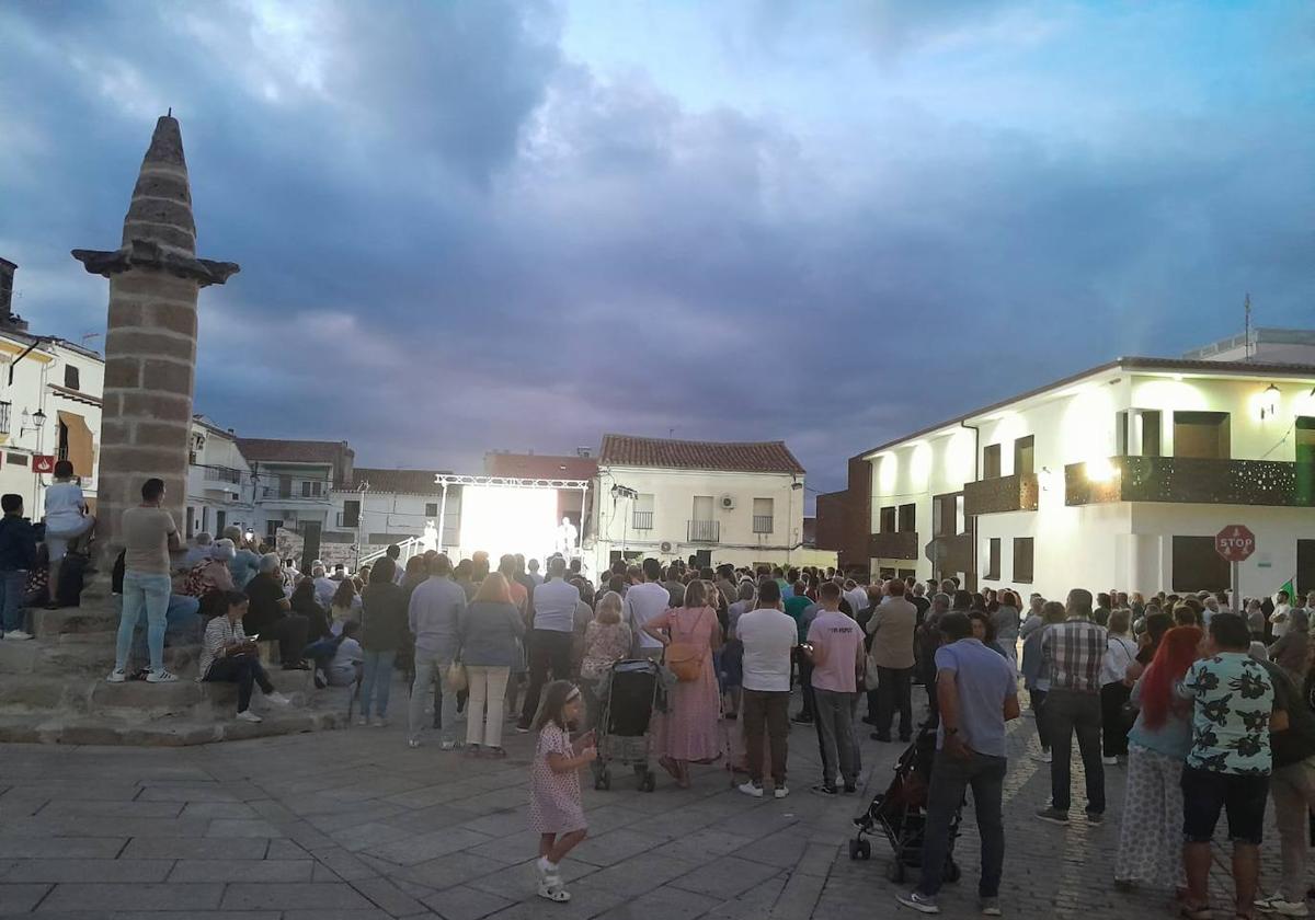 Concentración en la plaza de Almaraz para rechazar el cierre de la central nuclear