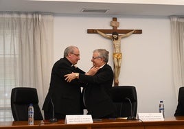 El arzobispo emérito, Celso Morga, y el nuevo arzobispo, José Rodríguez Carballo, se abrazan durante el relevo que ha tenido lugar este sábado.