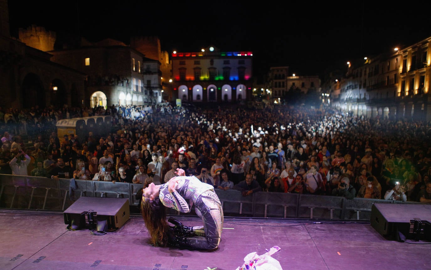 Las mejores imágenes de los conciertos de la fiesta del Orgullo de Cáceres (I)