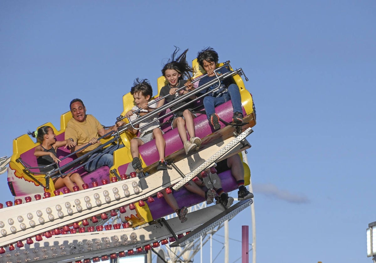 Niños y mayores disfrutando del último día de feria.