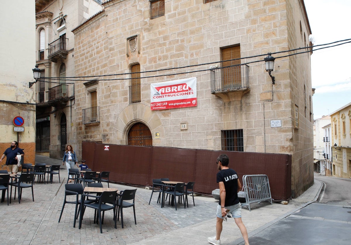 El Palacio del Duque de Abrantes se encuentra vallado con motivo del inicio de la obra.