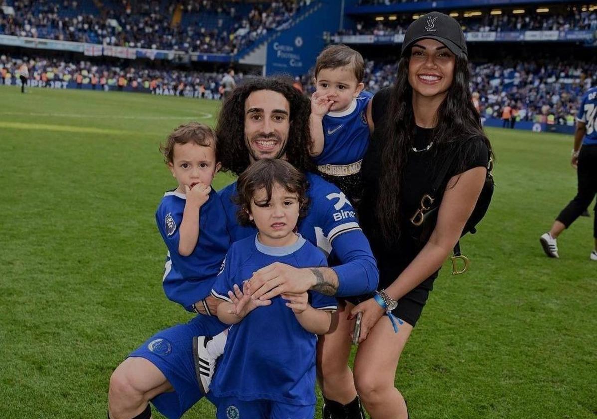 Claudia Rodríguez junto a Marc Cucurella y sus tres hijos, tras un partido reciente.