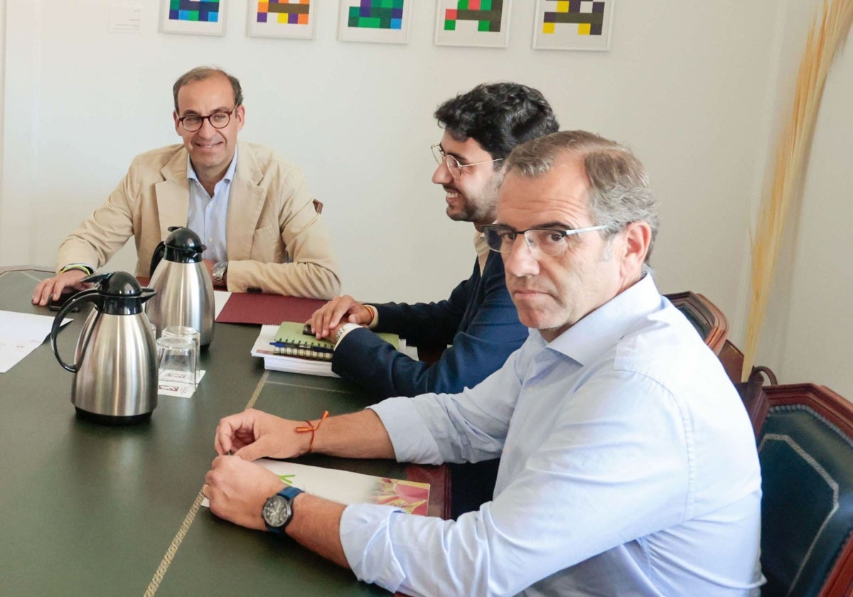 El alcalde y los portavoces municipales de PP y Vox en una reunión en junio de 2023.